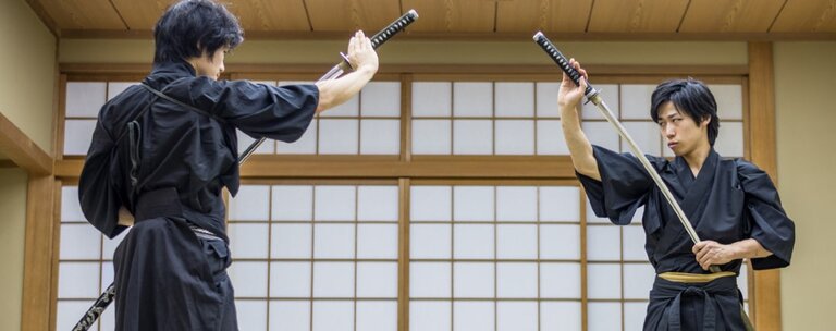 Japanisches Katana und chinesisches Schwert